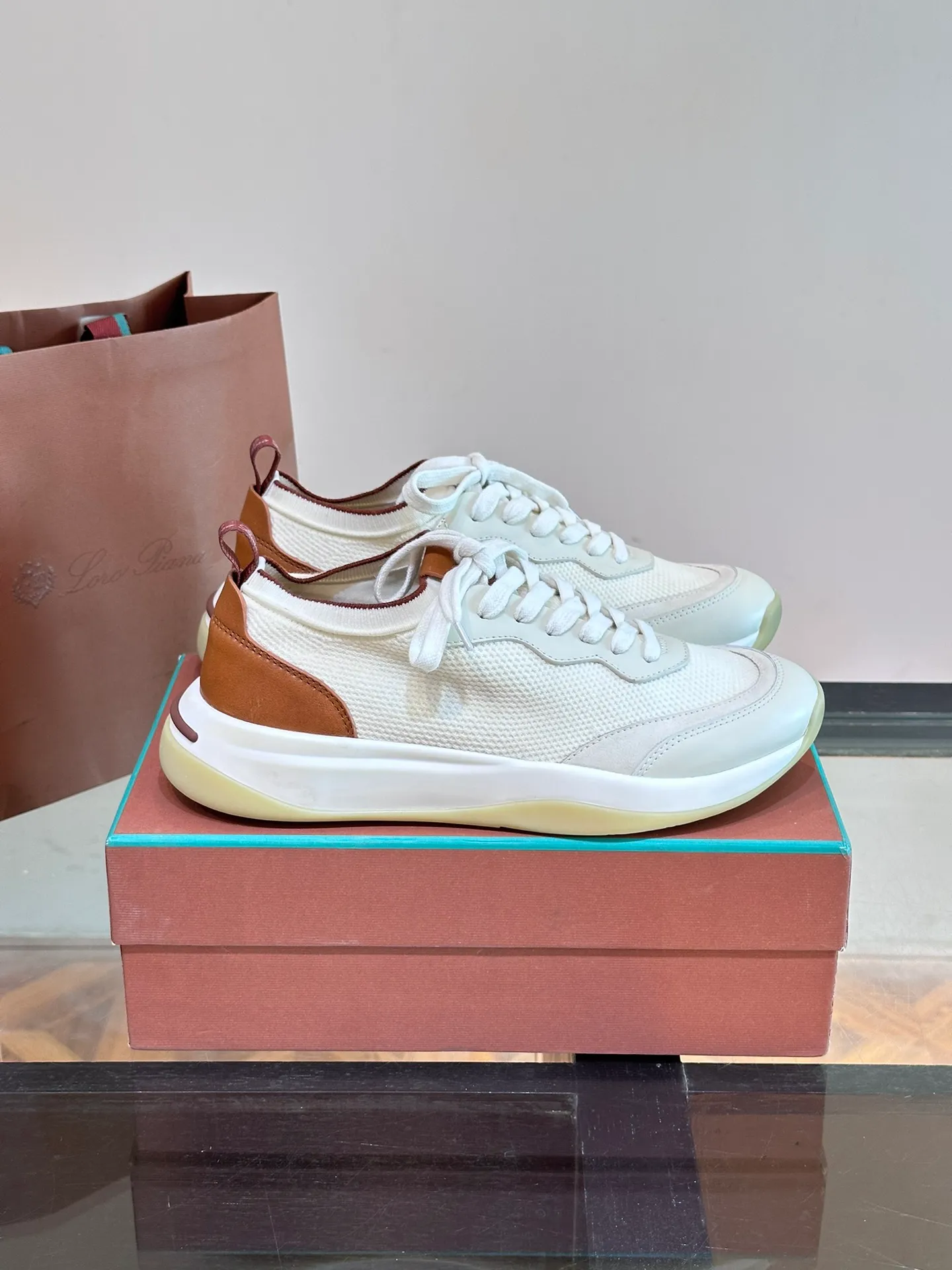 Factory price: 500💰Loro men's shoes💰iana/nuoyoupiana 410 L men's shoes💰 Walk Wish men's sneakers. This sneaker redefines the iconic 360 L men's shoes from a modern perspective💰, using a new shape and a wider silhouette design to create an extraordinary comfortable wearing experience. The ultra-light sole creates a charming modern aesthetic, with a classic slip-on construction and extra laces to wrap your foot for comfort. Smooth calfskin and wool pique knit uppers are paired with a combination suede calfskin lining and logo calfskin foot pads for ultimate comfort and breathability. The toe is inlaid with soft suede embellishments, the heel has contrasting line details, and is matched with an EVA foam and rubber outsole. The upper foot is light, soft and shock-absorbing, making it suitable for daily wear in all seasons. Comes with a full set of original packaging and complete information! Size: 39-44 (45, 46 can be customized)